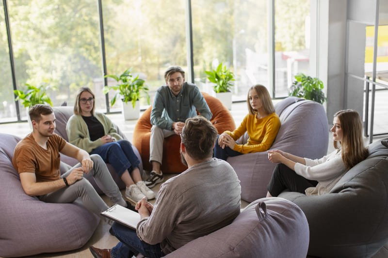 La terapia de grupo es una forma de psicoterapia en la que un terapeuta guía a un grupo de personas que comparten experiencias o problemas similares